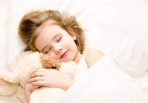 bambina-che-dorme-nel-letto-con-il-suo-giocattolo-37182487